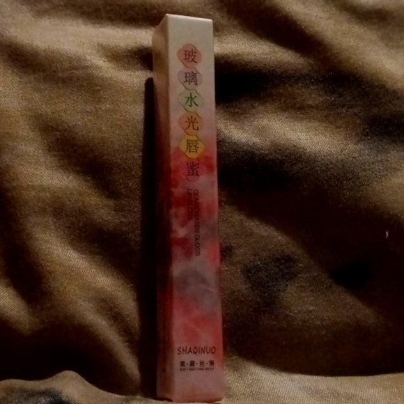 Lip gloss - Picture 1 of 2